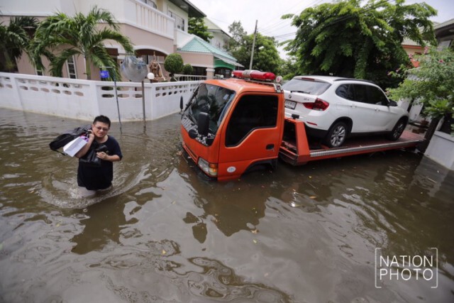 น้ำท่วมหมู่บ้านย่านรามอินทรา หลังฝนกระหน่ำ