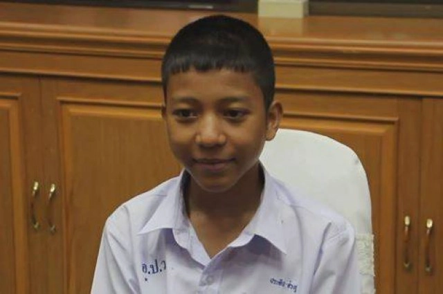 "ธงชาติเป็นของสูง" 
เด็กชายฝ่าสายฝนเก็บธงไตรรงค์เปิดใจ