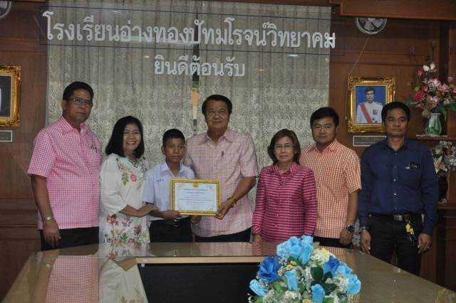 "ธงชาติเป็นของสูง" 
เด็กชายฝ่าสายฝนเก็บธงไตรรงค์เปิดใจ