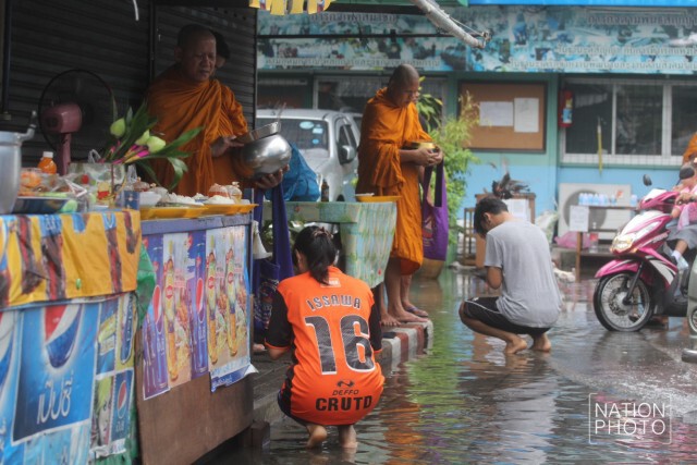 ฝนโปรยทั้งคืน คลองเตยน้ำท่วมขัง!