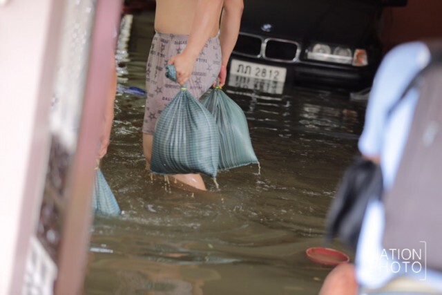 น้ำท่วมหมู่บ้านย่านรามอินทรา หลังฝนกระหน่ำ