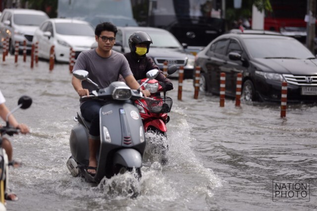 บันทึกภาพ...หน้าศาลอาญา รัชดาฯ หลังฝนกระหน่ำกรุง 21 มิ.ย. 59