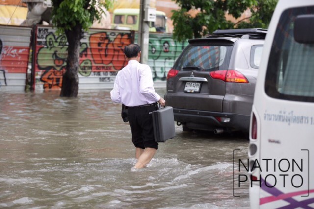 บันทึกภาพ...หน้าศาลอาญา รัชดาฯ หลังฝนกระหน่ำกรุง 21 มิ.ย. 59