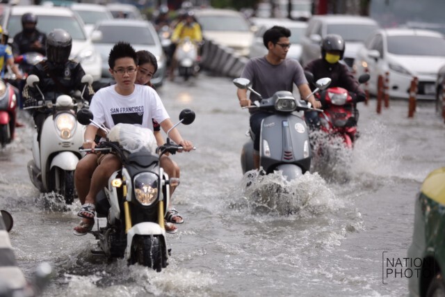 บันทึกภาพ...หน้าศาลอาญา รัชดาฯ หลังฝนกระหน่ำกรุง 21 มิ.ย. 59