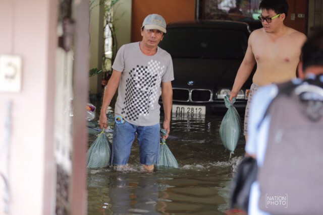 น้ำท่วมหมู่บ้านย่านรามอินทรา หลังฝนกระหน่ำ
