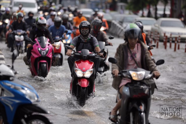 บันทึกภาพ...หน้าศาลอาญา รัชดาฯ หลังฝนกระหน่ำกรุง 21 มิ.ย. 59