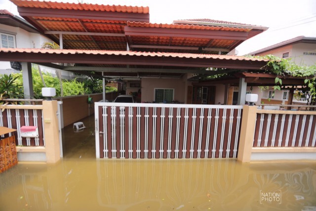 น้ำท่วมหมู่บ้านย่านรามอินทรา หลังฝนกระหน่ำ
