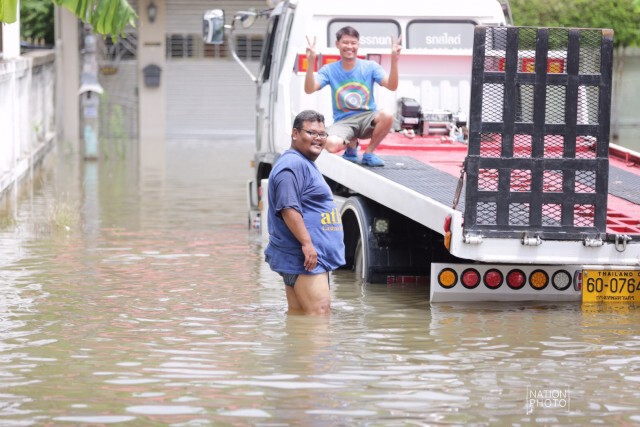 น้ำท่วมหมู่บ้านย่านรามอินทรา หลังฝนกระหน่ำ