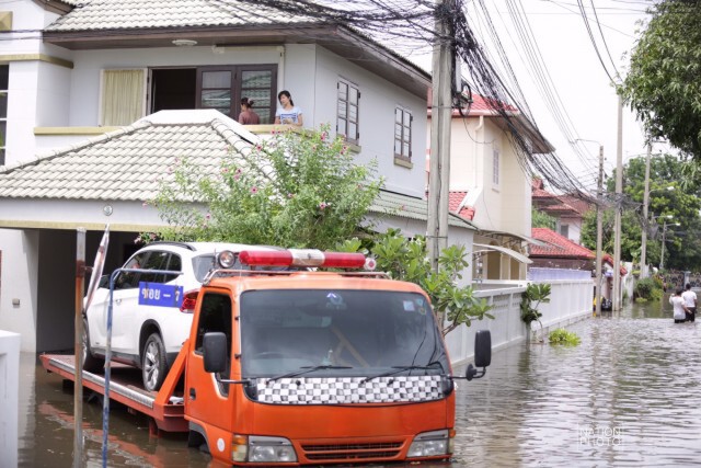 น้ำท่วมหมู่บ้านย่านรามอินทรา หลังฝนกระหน่ำ