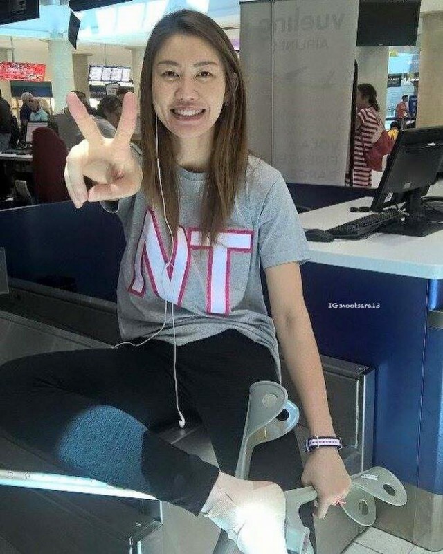 "นุศรา"ยังใช้ไม้พยุงเดิน แพทย์ประจำทีมเผยยังตอบไม่ได้ หายเมื่อไหร่
