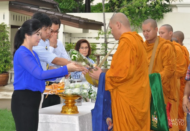 "ยิ่งลักษณ์" เปิดบ้านทำบุญวันเกิด