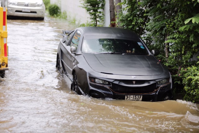 น้ำท่วมหมู่บ้านย่านรามอินทรา หลังฝนกระหน่ำ