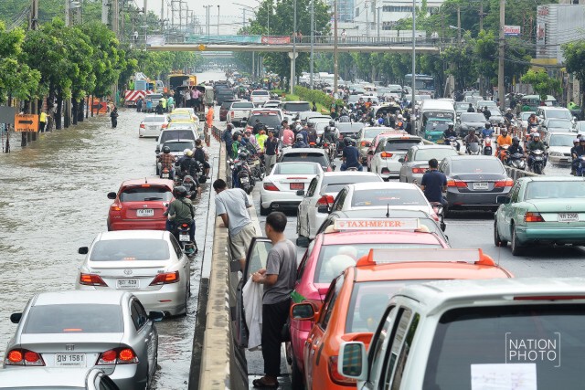 บันทึกภาพ...ถ.รัชดาฯ
หลังฝนกระหน่ำกรุง 21 มิ.ย.59