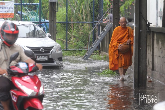 ฝนโปรยทั้งคืน คลองเตยน้ำท่วมขัง!