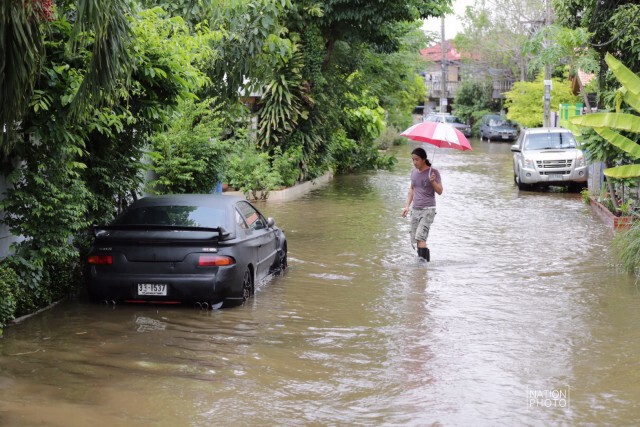 น้ำท่วมหมู่บ้านย่านรามอินทรา หลังฝนกระหน่ำ