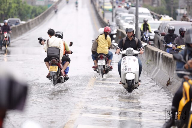 บันทึกภาพ...หน้าศาลอาญา รัชดาฯ หลังฝนกระหน่ำกรุง 21 มิ.ย. 59