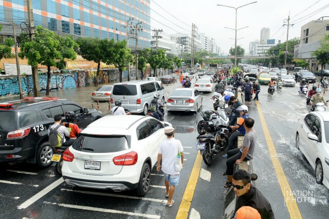 บันทึกภาพ...ถ.รัชดาฯ
หลังฝนกระหน่ำกรุง 21 มิ.ย.59