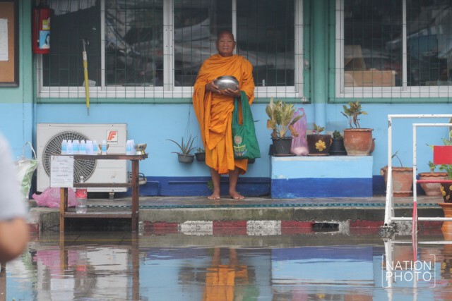 ฝนโปรยทั้งคืน คลองเตยน้ำท่วมขัง!