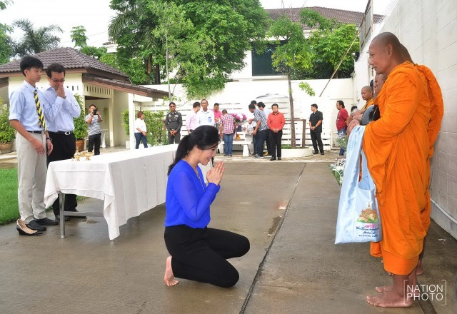 "ยิ่งลักษณ์" เปิดบ้านทำบุญวันเกิด