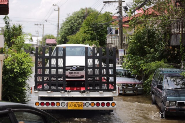 น้ำท่วมหมู่บ้านย่านรามอินทรา หลังฝนกระหน่ำ
