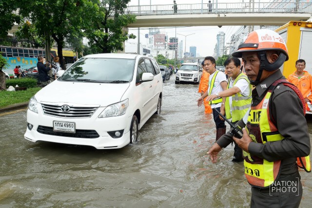 บันทึกภาพ...ถ.รัชดาฯ
หลังฝนกระหน่ำกรุง 21 มิ.ย.59