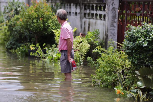 น้ำท่วมหมู่บ้านย่านรามอินทรา หลังฝนกระหน่ำ