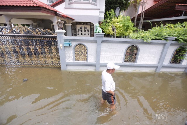 น้ำท่วมหมู่บ้านย่านรามอินทรา หลังฝนกระหน่ำ