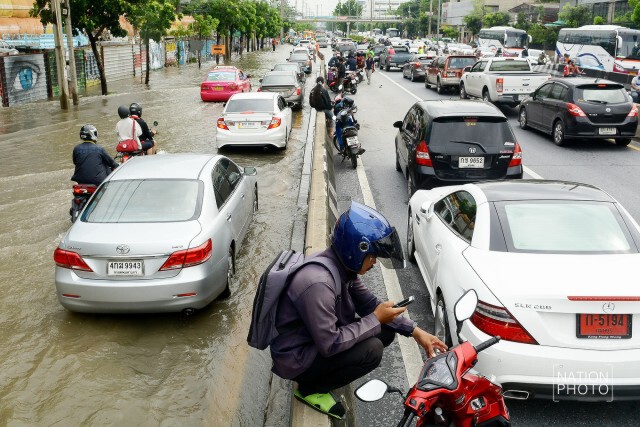 บันทึกภาพ...ถ.รัชดาฯ
หลังฝนกระหน่ำกรุง 21 มิ.ย.59