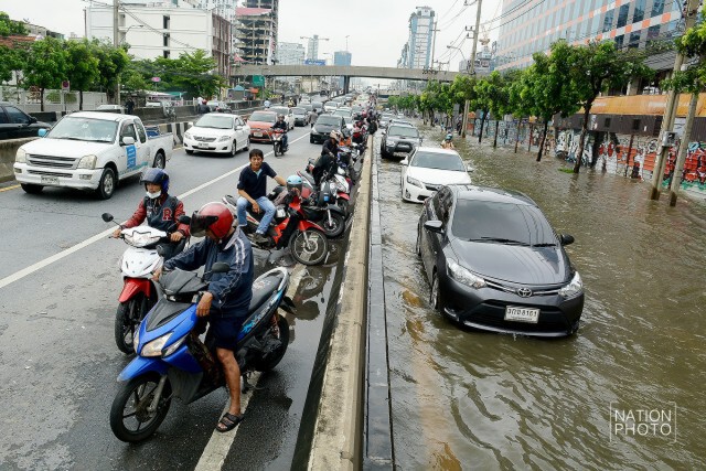 บันทึกภาพ...ถ.รัชดาฯ
หลังฝนกระหน่ำกรุง 21 มิ.ย.59