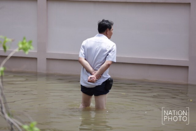 น้ำท่วมหมู่บ้านย่านรามอินทรา หลังฝนกระหน่ำ