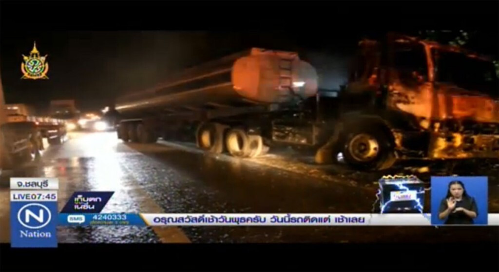 ไฟไหม้รถบรรทุกน้ำมัน 3 หมื่นลิตร โชคดีไร้เจ็บ ไฟไหม้รถบรรทุกน้ำมัน 3 หมื่นลิตร โชคดีไร้เจ็บ