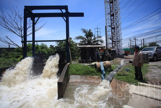 เร่งระบายน้ำนิคมฯบางปู ลงคลองชลประทาน