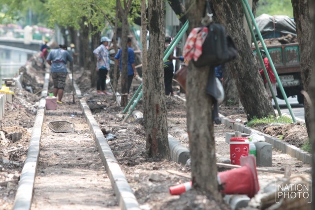 วิจารณ์! กทม. ทำทางจักรยานรอบสวนจิตรฯ
ผิดภูมิสถาปัตยกรรม ทำลายต้นไม้ใหญ่