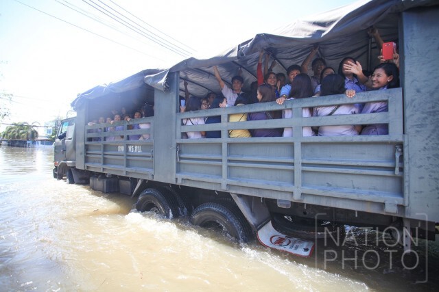 "ทหาร-ตำรวจ" ช่วยคนติดน้ำท่วม นิคมฯบางปู