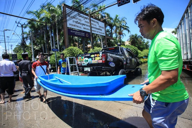 เร่งระบายน้ำนิคมฯบางปู ลงคลองชลประทาน