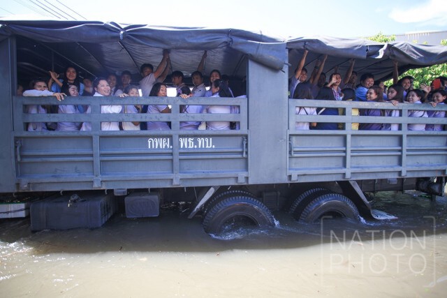 "ทหาร-ตำรวจ" ช่วยคนติดน้ำท่วม นิคมฯบางปู