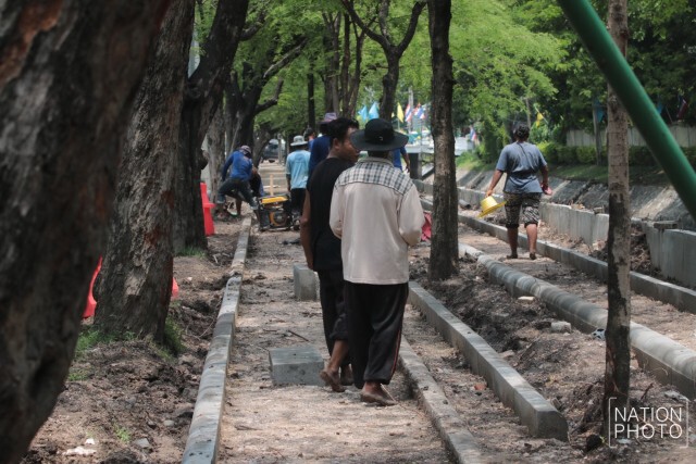 วิจารณ์! กทม. ทำทางจักรยานรอบสวนจิตรฯ
ผิดภูมิสถาปัตยกรรม ทำลายต้นไม้ใหญ่