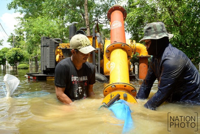 ทหารนำเรือกู้ภัย บริการรับ-ส่งชาวบ้านหมู่บ้านทองสถิตย์วิลล่า รามอินทรา 34
