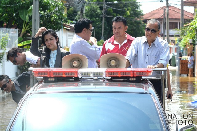 "สุขุมพันธุ์" นั่งรถลุยน้ำเยี่ยมชาวบ้านหมู่บ้านสถิตย์วิลล่า รามอินทรา 34