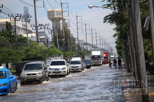เร่งระบายน้ำนิคมฯบางปู ลงคลองชลประทาน