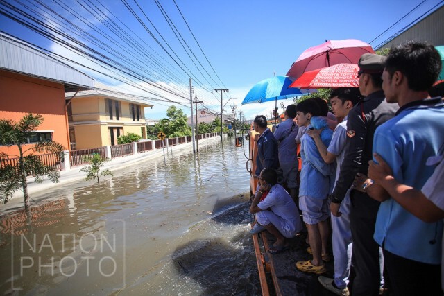 "ทหาร-ตำรวจ" ช่วยคนติดน้ำท่วม นิคมฯบางปู
