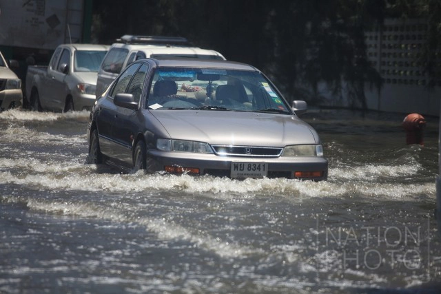 เร่งระบายน้ำนิคมฯบางปู ลงคลองชลประทาน