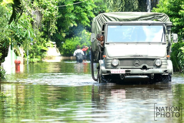 ทหารนำเรือกู้ภัย บริการรับ-ส่งชาวบ้านหมู่บ้านทองสถิตย์วิลล่า รามอินทรา 34