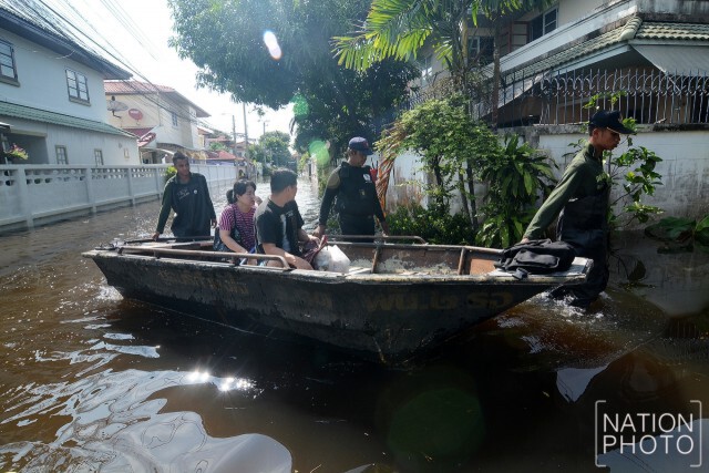 ทหารนำเรือกู้ภัย บริการรับ-ส่งชาวบ้านหมู่บ้านทองสถิตย์วิลล่า รามอินทรา 34