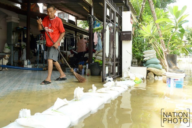 ทหารนำเรือกู้ภัย บริการรับ-ส่งชาวบ้านหมู่บ้านทองสถิตย์วิลล่า รามอินทรา 34