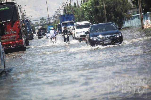 เร่งระบายน้ำนิคมฯบางปู ลงคลองชลประทาน