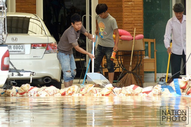 ทหารนำเรือกู้ภัย บริการรับ-ส่งชาวบ้านหมู่บ้านทองสถิตย์วิลล่า รามอินทรา 34