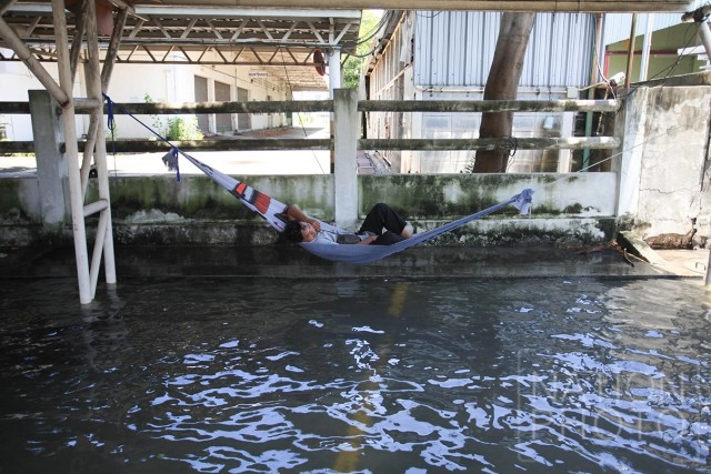 เร่งระบายน้ำนิคมฯบางปู ลงคลองชลประทาน
