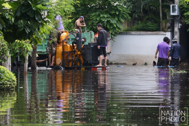 "สุขุมพันธุ์" นั่งรถลุยน้ำเยี่ยมชาวบ้านหมู่บ้านสถิตย์วิลล่า รามอินทรา 34