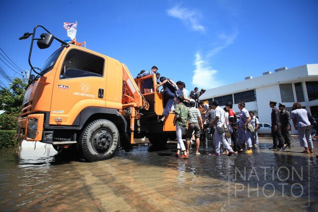 "ทหาร-ตำรวจ" ช่วยคนติดน้ำท่วม นิคมฯบางปู